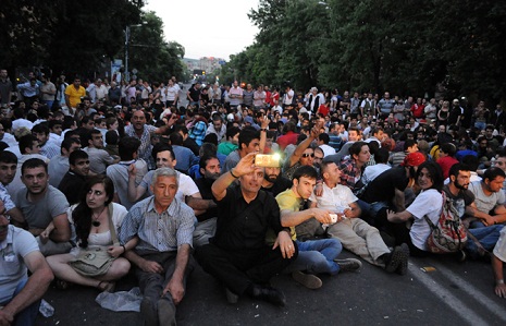 Yerevan chemical plant workers stage sit-in outside Government Building - VIDEO